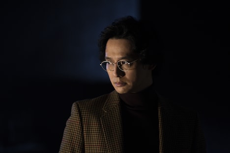 安藤政信扮する辰巳隆之介。