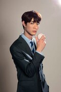 連続ドラマ W-30「ドラフトキング」より、宮沢氷魚演じる神木良輔。