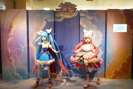 キュアスカイ、キュアプリズムのフィギュア。
