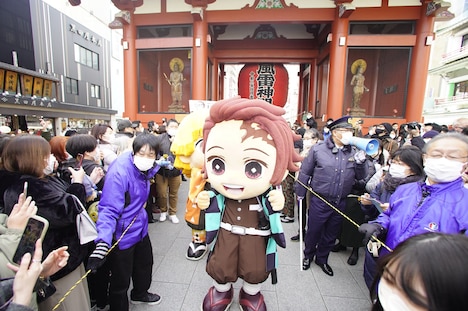 「雷門～浅草寺 鬼滅の刃 キャラクター着ぐるみ お練り」の様子。