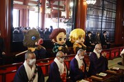 浅草寺本堂内でのヒット祈願に参加する炭治郎、善逸、伊之助。