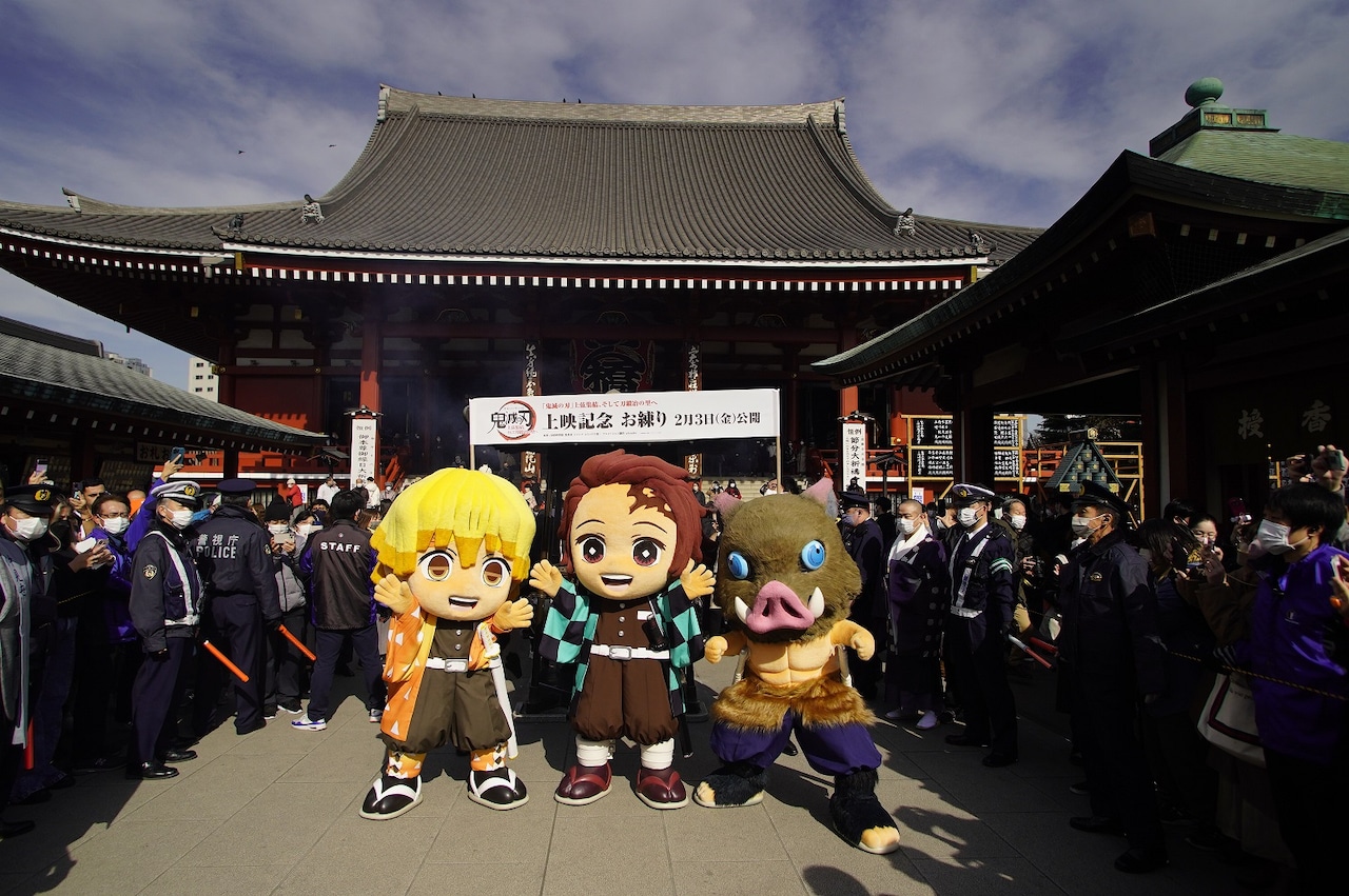 「鬼滅の刃」炭治郎・善逸・伊之助の着ぐるみが歩きファンを笑顔に、浅草でヒット祈願