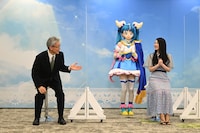 左から鷲尾天プロデューサー、キュアスカイ、関根明良。