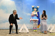 左から鷲尾天プロデューサー、キュアスカイ、関根明良。