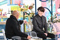 左から笑福亭鶴瓶、宮野真守。