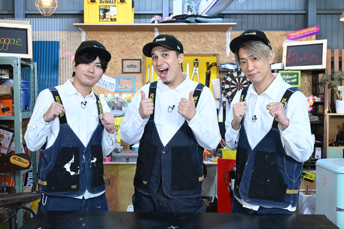 左から加藤シゲアキ（NEWS）、木村昴、小山慶一郎（NEWS）。 (c)TBS