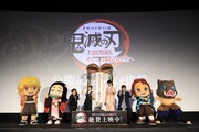 「ワールドツアー上映『鬼滅の刃』上弦集結、そして刀鍛冶の里へ」の舞台挨拶より。左から善逸の着ぐるみ、禰豆子の着ぐるみ、下野紘、鬼頭明里、花江夏樹、松岡禎丞、炭治郎の着ぐるみ、伊之助の着ぐるみ。