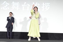 客席に向かって熱弁する花澤香菜。