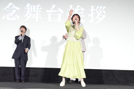 客席に向かって熱弁する花澤香菜。