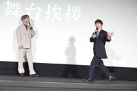 客席に向かって熱弁する河西健吾。