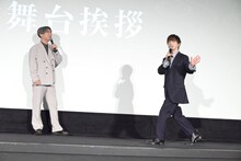 客席に向かって熱弁する河西健吾。