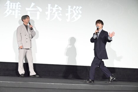 客席に向かって熱弁する河西健吾。