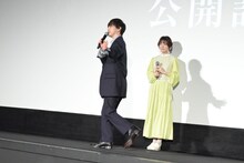 客席に向かって熱弁する河西健吾。