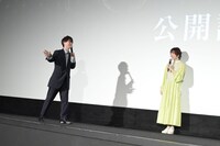 客席に向かって熱弁する河西健吾。