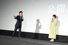 客席に向かって熱弁する河西健吾。