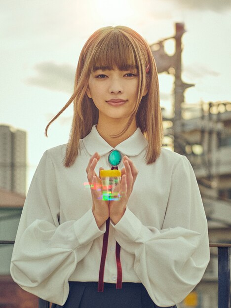 日下部日和役の見上愛。 (c)「往生際の意味を知れ!」製作委員会・MBS (c)米代恭/小学館