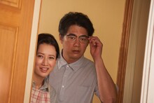 左から戸田菜穂扮する黒沼陽子、平山浩行扮する黒沼喜多夫。