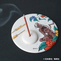 「怪獣8号」九谷焼お香立てプレートの使用イメージ。