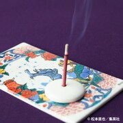 「怪獣8号」九谷焼お香立てプレートの使用イメージ。