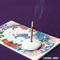 「怪獣8号」九谷焼お香立てプレートの使用イメージ。