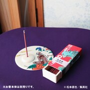 お香と九谷焼お香立てプレートの使用イメージ。