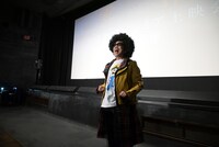 舞台挨拶前、会場を盛り上げるため別人の設定で舞台下に現れた竹中直人。