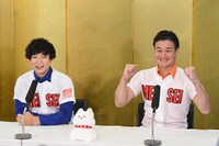 公式応援隊長就任の会見の様子。