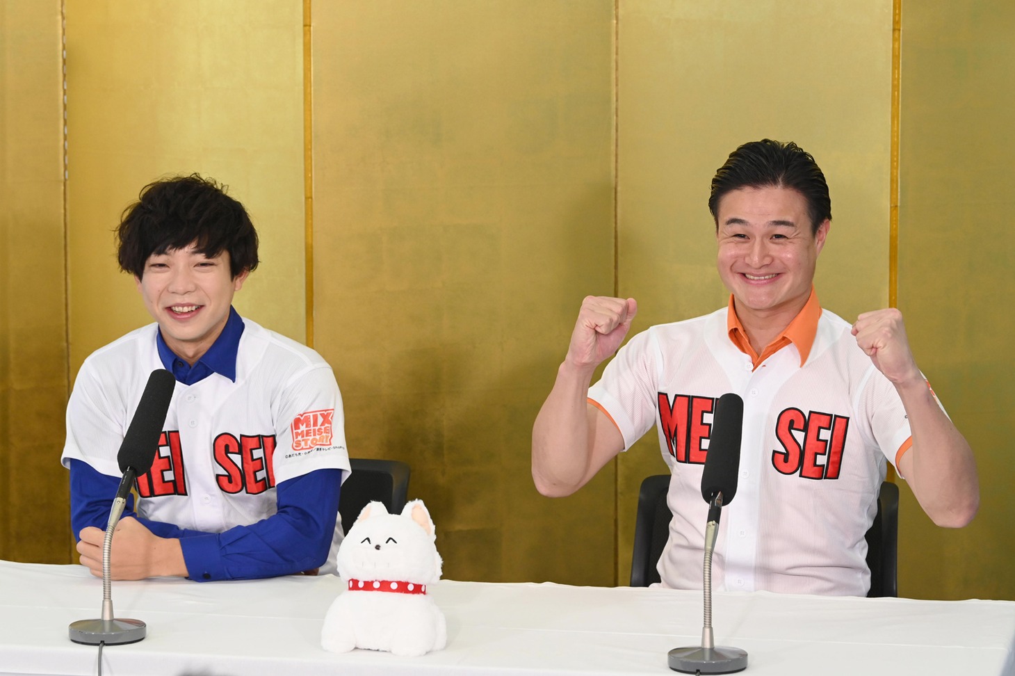 公式応援隊長就任の会見の様子。