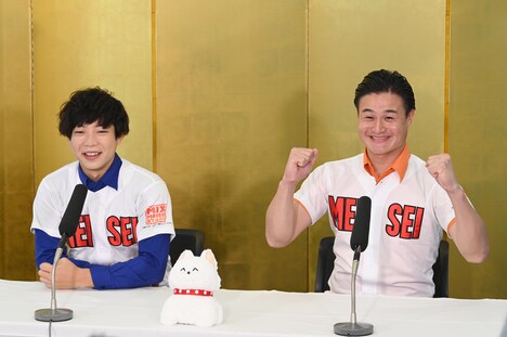 公式応援隊長就任の会見の様子。