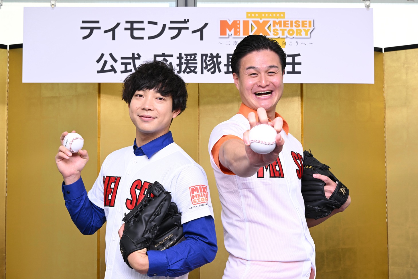 公式応援隊長就任の会見の様子。