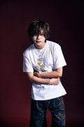 「HS02 Angel T-Shirts」を着用する堀江瞬。