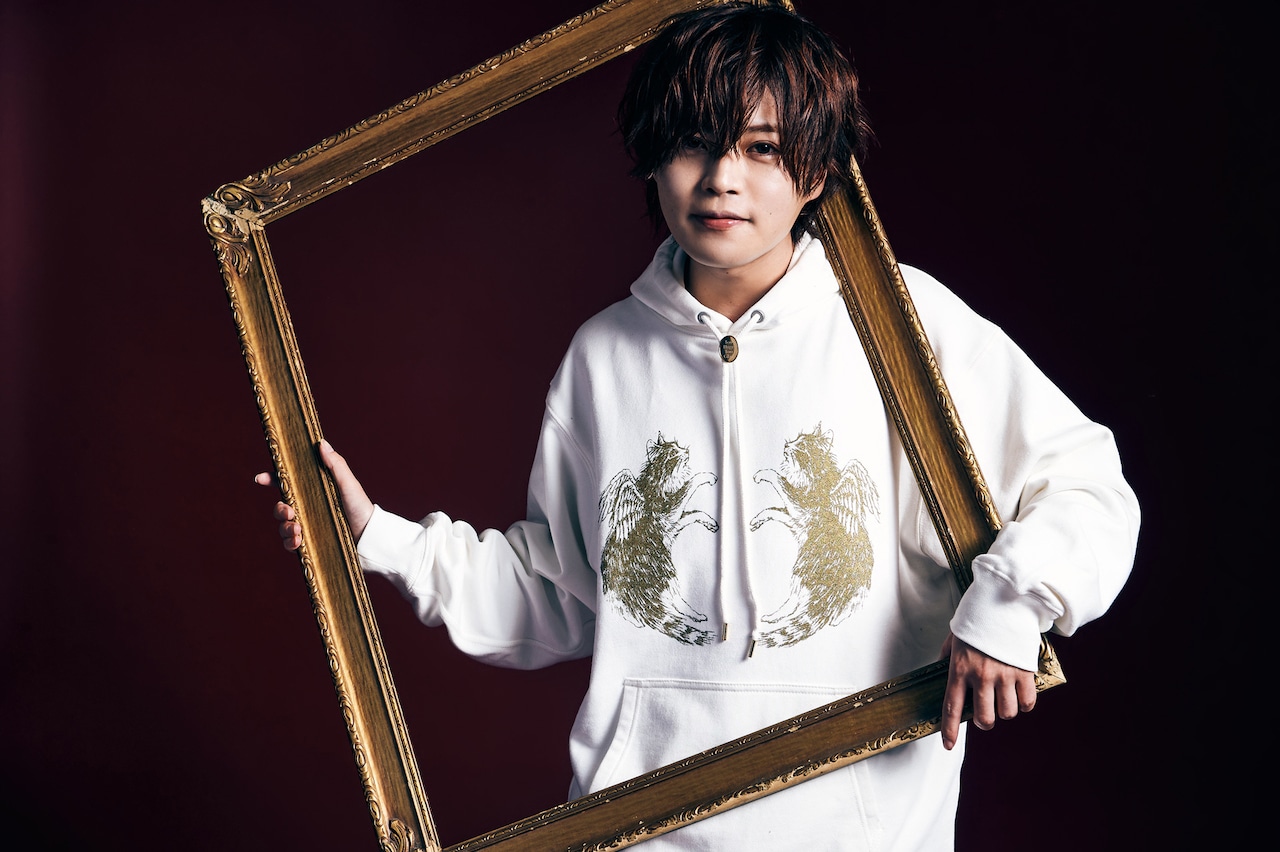 「HS01 Angel Hoodie」を着用する堀江瞬。