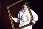 「HS01 Angel Hoodie」を着用する堀江瞬。