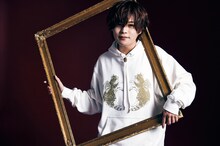 「HS01 Angel Hoodie」を着用する堀江瞬。