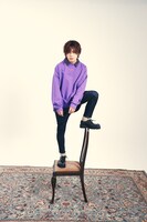 「HS03 Leopard Layered Sweat」を着用する堀江瞬。