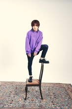 「HS03 Leopard Layered Sweat」を着用する堀江瞬。