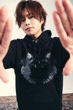 「HS01 Angel Hoodie」を着用する堀江瞬。