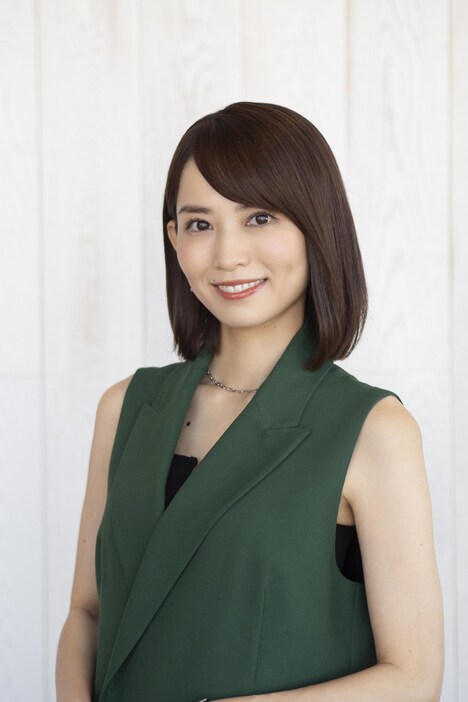 神野沙織役の市川由衣。(c)「隣の男はよく食べる」製作委員会