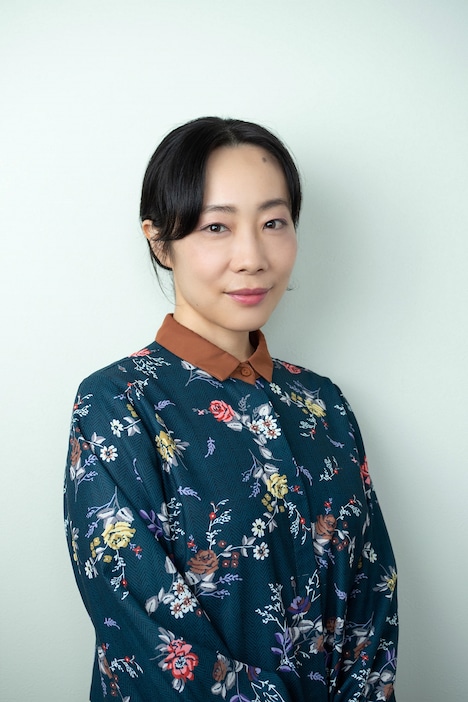 町田桜役の山田真歩。(c)「隣の男はよく食べる」製作委員会