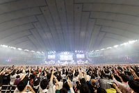 「アイマスー！」と合唱するプロデューサーたち。