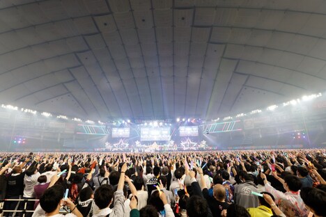 「アイマスー！」と合唱するプロデューサーたち。