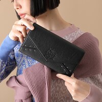 尾形百之助モデルの財布の使用イメージ。