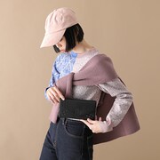 尾形百之助モデルの財布の使用イメージ。