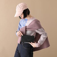 尾形百之助モデルの財布の使用イメージ。