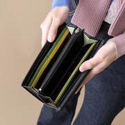 尾形百之助モデルの財布の使用イメージ。