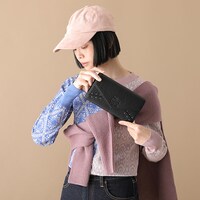 尾形百之助モデルの財布の使用イメージ。