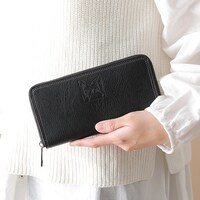 尾形百之助モデルの財布の使用イメージ。