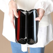 尾形百之助モデルの財布の使用イメージ。