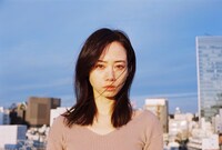 横沢モナ役の岩井堂聖子。