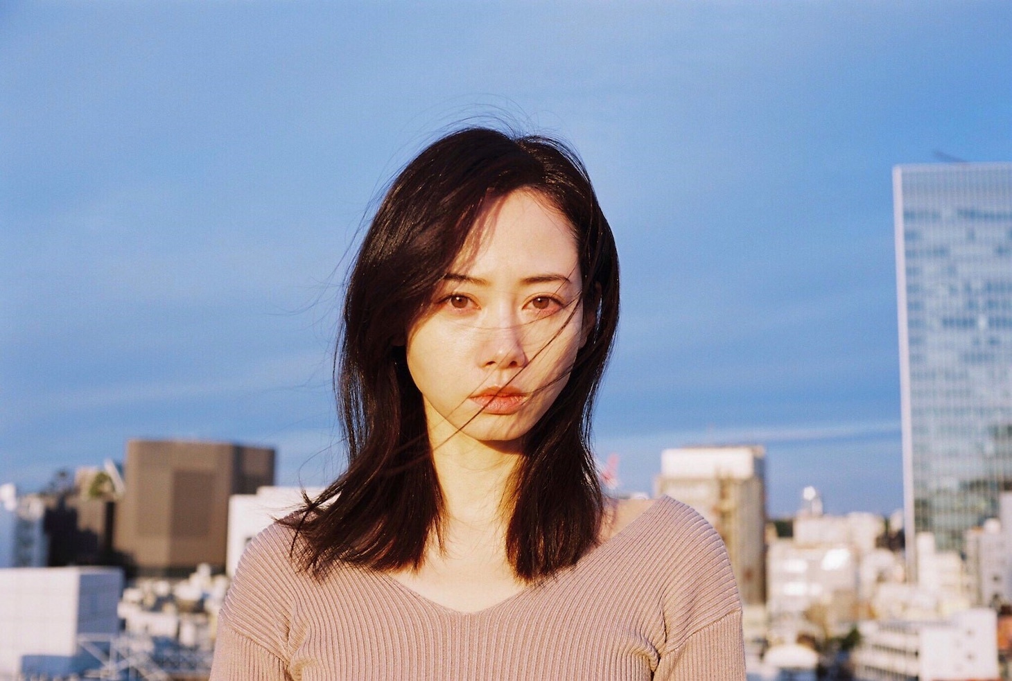 横沢モナ役の岩井堂聖子。